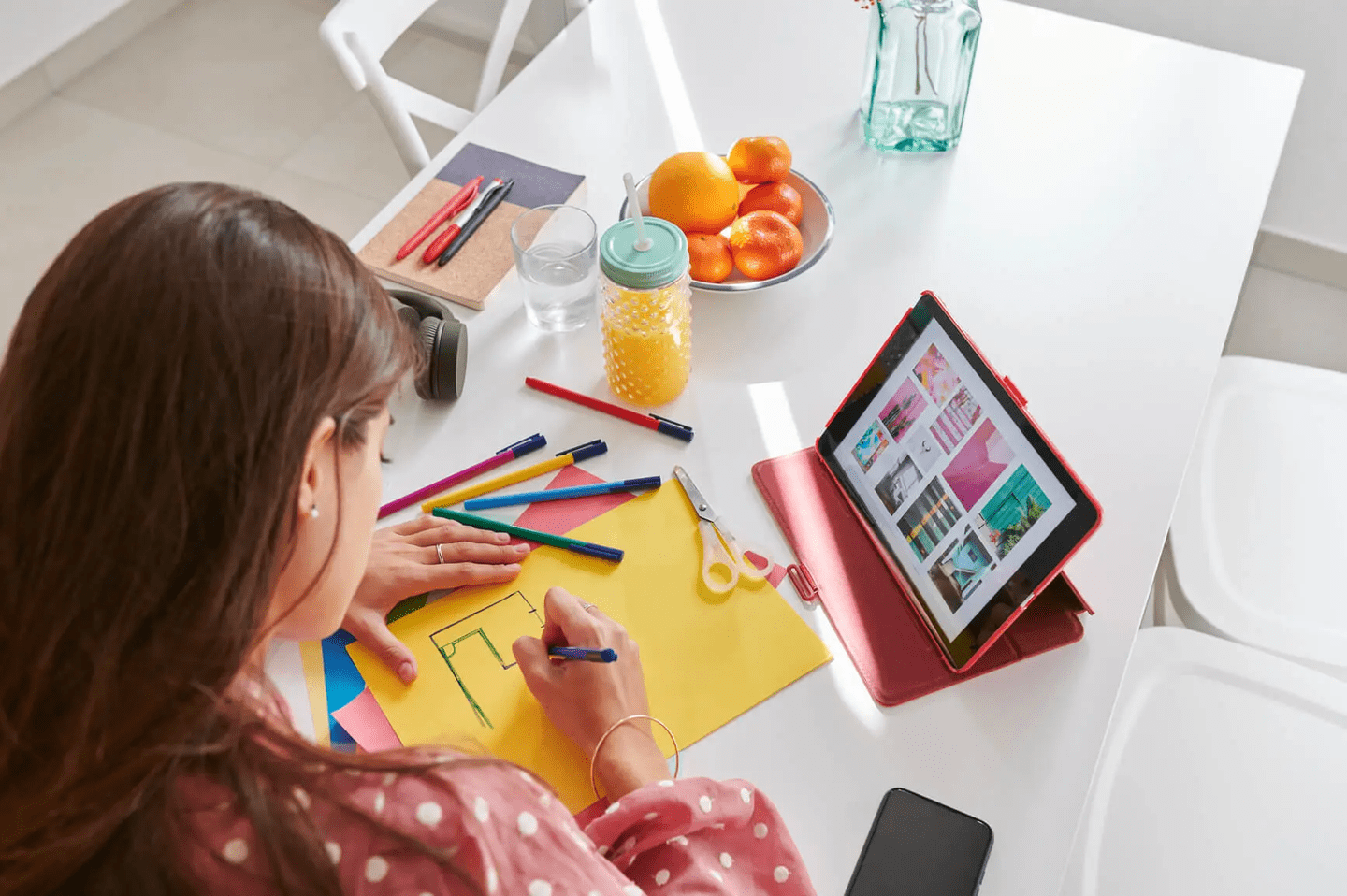 woman drawing by her laptop